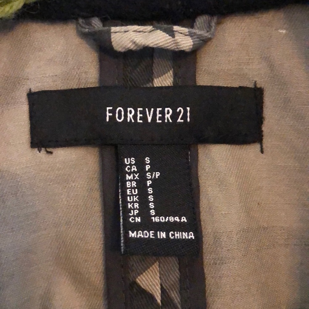 Camouflage Jacket with Black Sweatshirt Sleeves - Picture 2 of 7